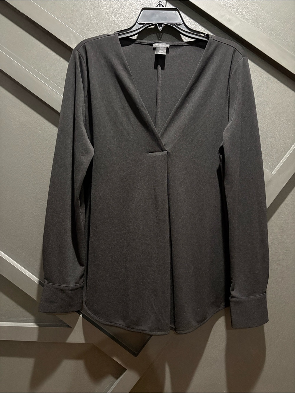 Ann Taylor Black Flowy V-Neck Long Sleeve Blouse - Picture 4 of 4